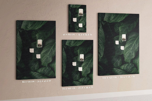 Tablero de corcho Hojas verdes sobre un fondo oscuro