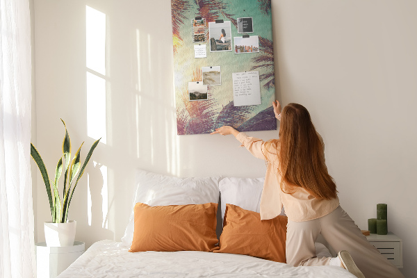 Tablero de corcho para pared diseño de hojas de palmera tropical bajo el sol poniente