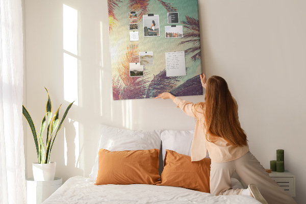 Tablero de corcho para pared diseño de hojas de palmera tropical bajo el sol poniente
