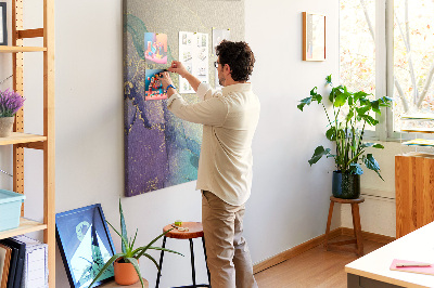 Tablero de corcho para pared con diseño abstracto en detalles de color púrpura
