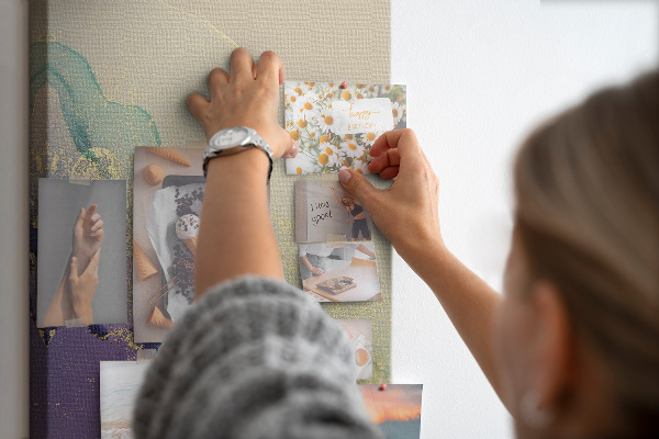 Tablero de corcho para pared con diseño abstracto en detalles de color púrpura