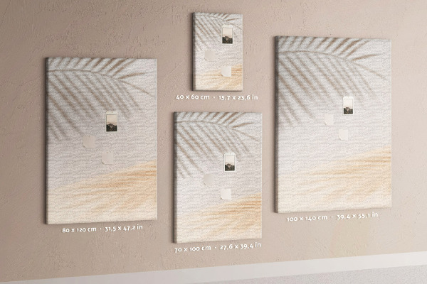 Pizarra de corcho decorativa con delicadas sombras de palmeras sobre un fondo claro