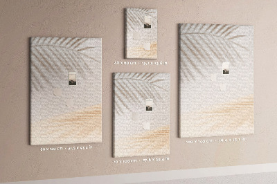 Pizarra de corcho decorativa con delicadas sombras de palmeras sobre un fondo claro