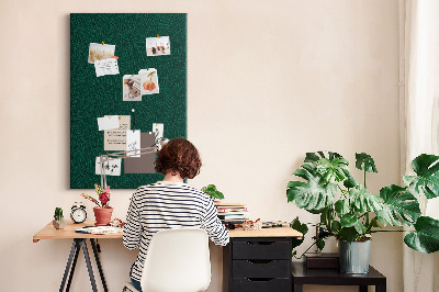 Pizarra de corcho decorativa con diseño de hojas sobre fondo verde oscuro