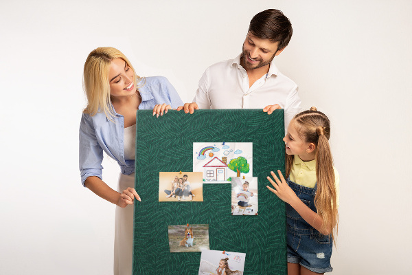 Pizarra de corcho decorativa con diseño de hojas sobre fondo verde oscuro