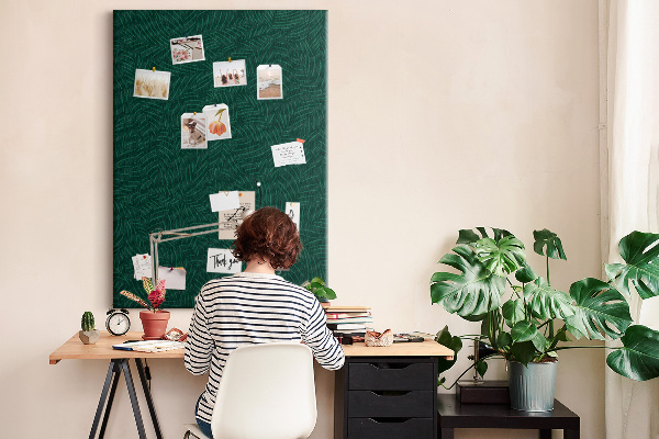 Pizarra de corcho decorativa con diseño de hojas sobre fondo verde oscuro