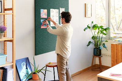 Pizarra de corcho decorativa con diseño de hojas sobre fondo verde oscuro