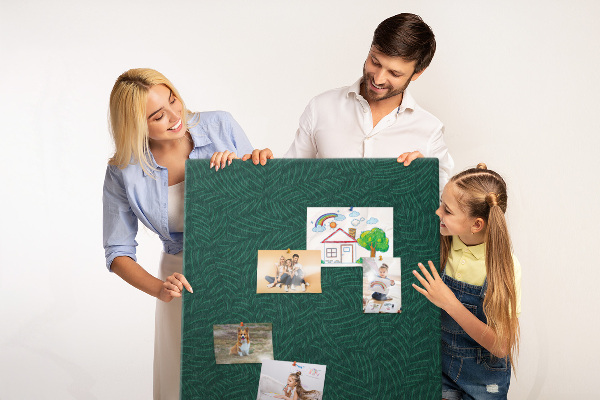 Pizarra de corcho decorativa con diseño de hojas sobre fondo verde oscuro