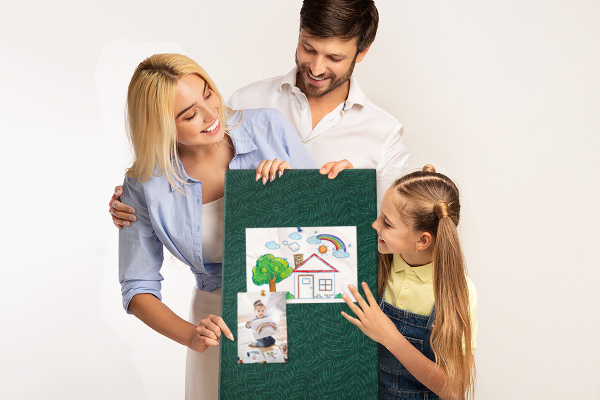 Pizarra de corcho decorativa con diseño de hojas sobre fondo verde oscuro