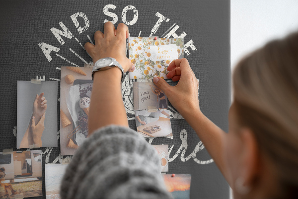 Tablero de corcho para pared con diseño de montañas y aventura al estilo clásico