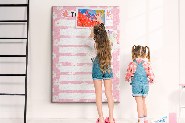 Pizarra de corcho decorativa con estampado floral sobre fondo rosa