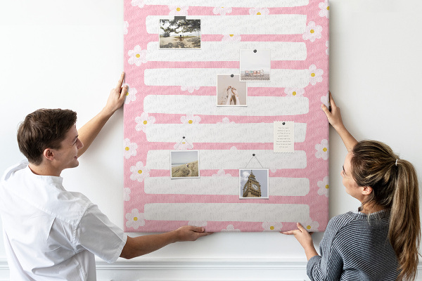Pizarra de corcho decorativa con estampado floral sobre fondo rosa