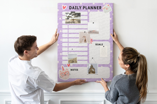 Tablero de corcho Agenda diaria en colores pastel.