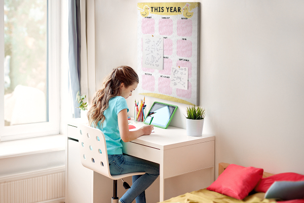 Pizarra de corcho decorativa calendario alegre con motivo de pájaros