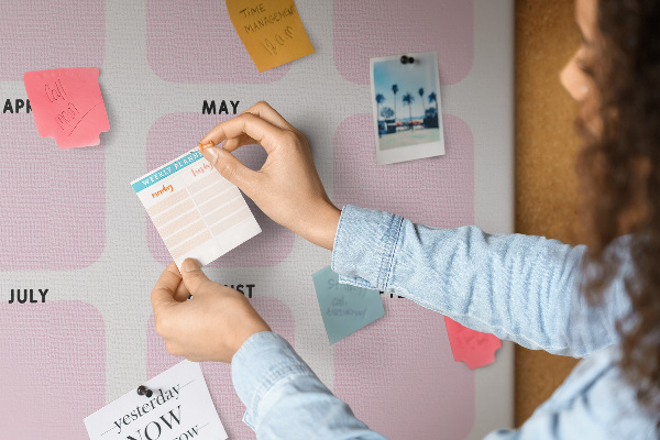 Pizarra de corcho decorativa calendario alegre con motivo de pájaros