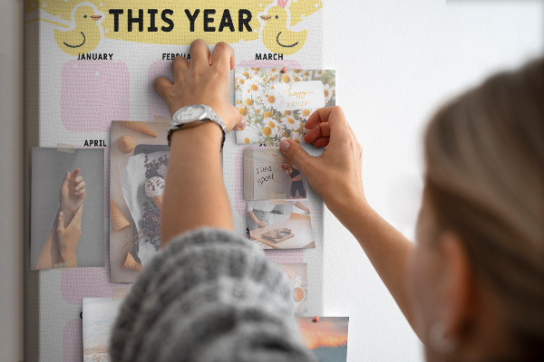 Pizarra de corcho decorativa calendario alegre con motivo de pájaros