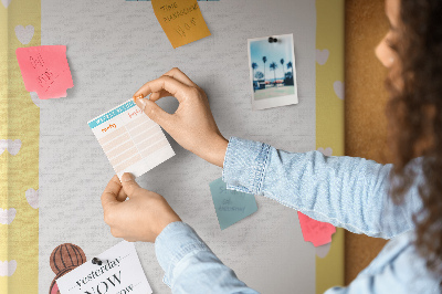 Tablero de corcho para pared diseño con cuaderno, corazones y una taza