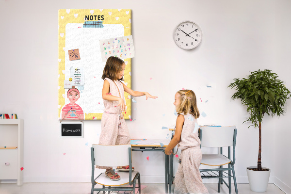 Tablero de corcho para pared diseño con cuaderno, corazones y una taza