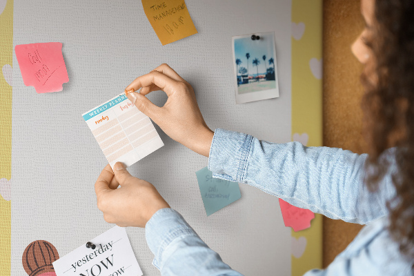 Tablero de corcho para pared diseño con cuaderno, corazones y una taza