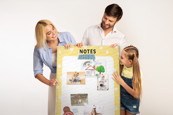 Tablero de corcho para pared diseño con cuaderno, corazones y una taza