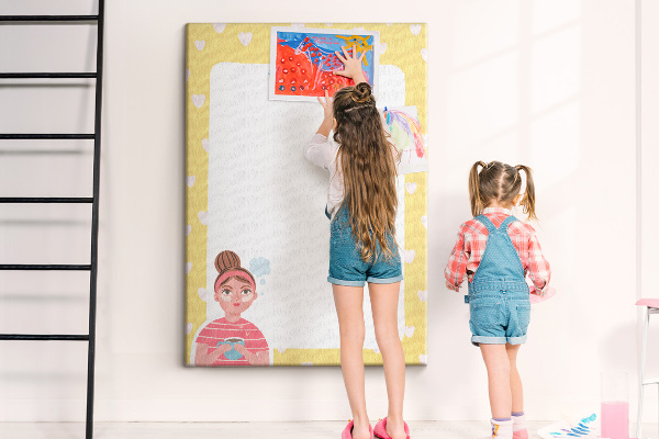Tablero de corcho para pared diseño con cuaderno, corazones y una taza