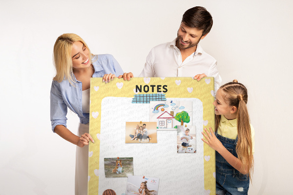 Tablero de corcho para pared diseño con cuaderno, corazones y una taza