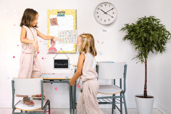 Tablero de corcho para pared diseño con cuaderno, corazones y una taza