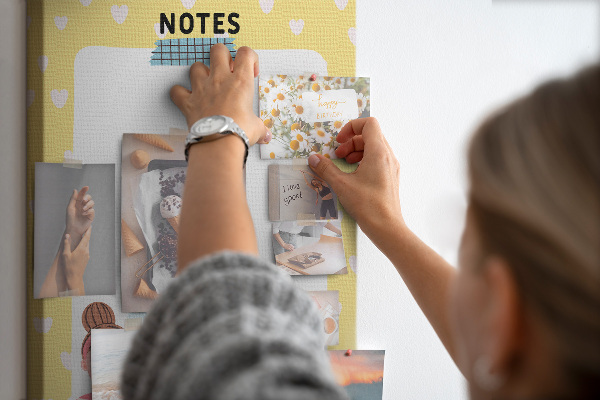 Tablero de corcho para pared diseño con cuaderno, corazones y una taza