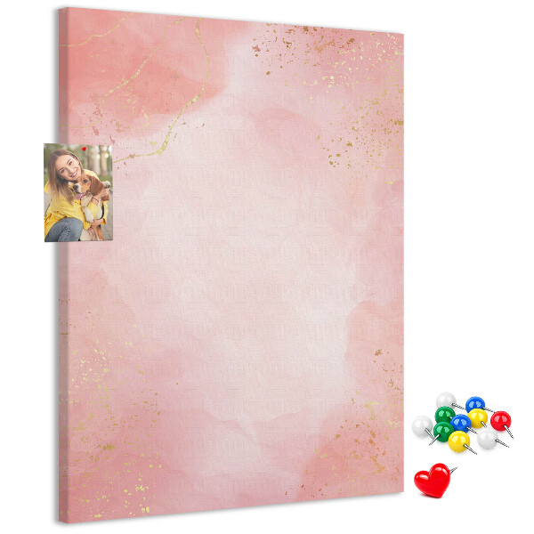 Tablero de corcho con un delicado fondo rosa y detalles dorados