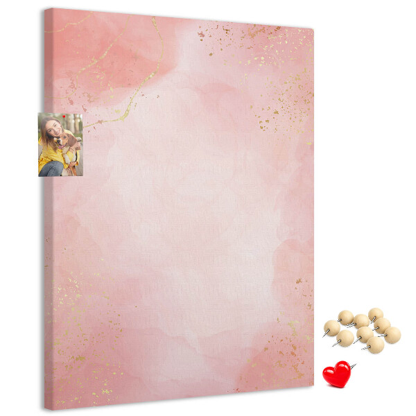 Tablero de corcho con un delicado fondo rosa y detalles dorados
