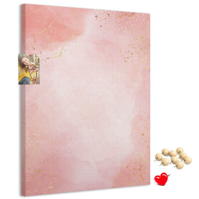 Tablero de corcho con un delicado fondo rosa y detalles dorados