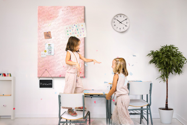 Tablero de corcho con un delicado fondo rosa y detalles dorados