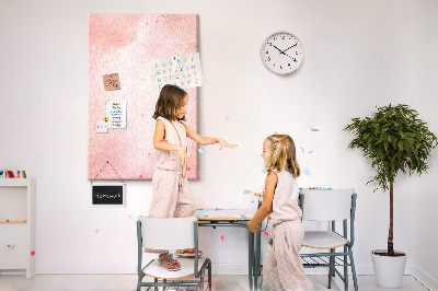 Tablero de corcho con un delicado fondo rosa y detalles dorados
