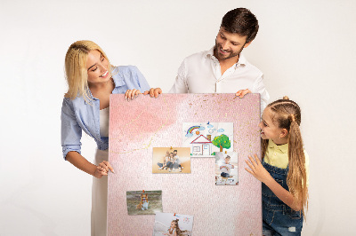 Tablero de corcho con un delicado fondo rosa y detalles dorados