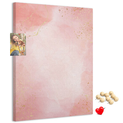 Tablero de corcho con un delicado fondo rosa y detalles dorados