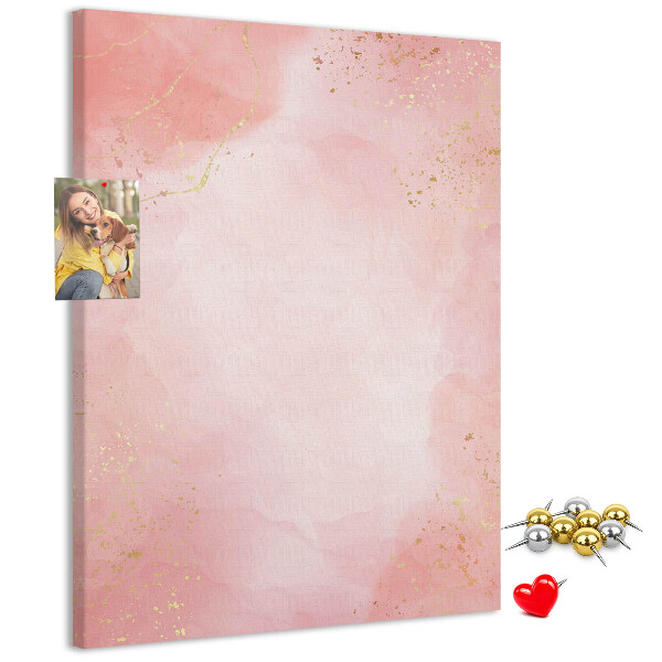 Tablero de corcho con un delicado fondo rosa y detalles dorados