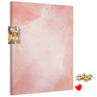 Tablero de corcho con un delicado fondo rosa y detalles dorados