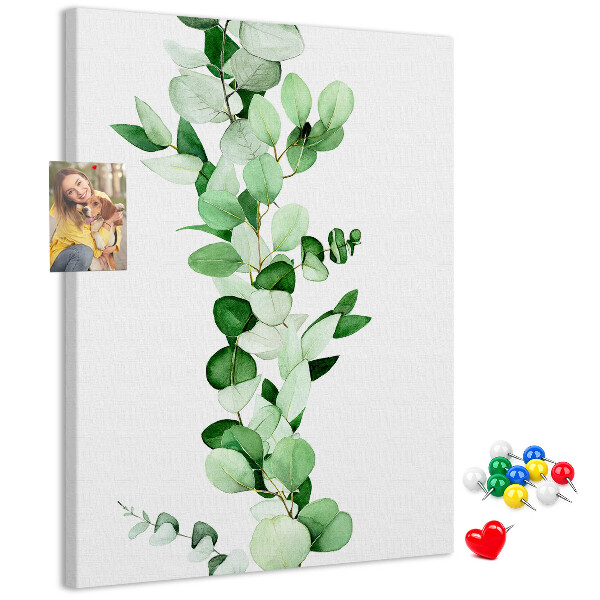 Pizarra de corcho decorativa hojas verdes sobre un fondo claro