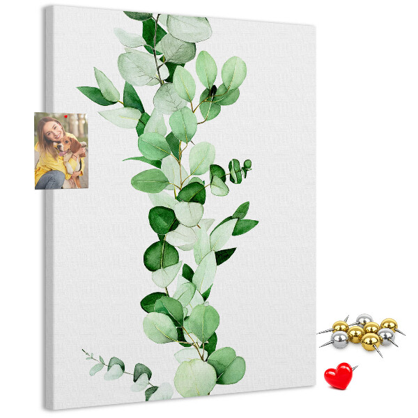 Pizarra de corcho decorativa hojas verdes sobre un fondo claro