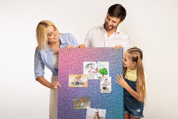 Pizarra de corcho decorativa con diseño degradado en tonos rosas y morados