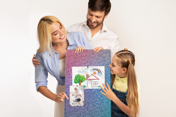 Pizarra de corcho decorativa con diseño degradado en tonos rosas y morados