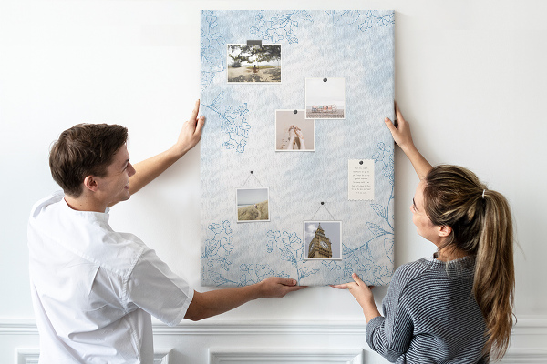 Tablero de corcho para pared con diseño de delicadas flores azules sobre fondo de acuarela