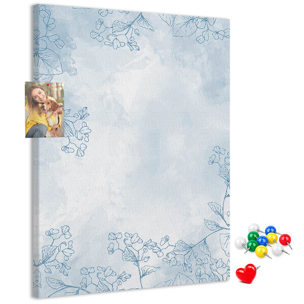 Tablero de corcho para pared con diseño de delicadas flores azules sobre fondo de acuarela