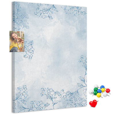 Tablero de corcho para pared con diseño de delicadas flores azules sobre fondo de acuarela