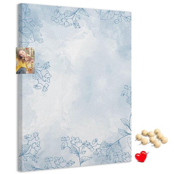 Tablero de corcho para pared con diseño de delicadas flores azules sobre fondo de acuarela