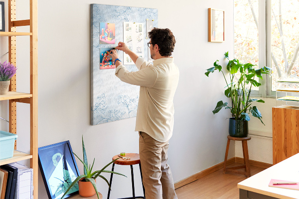 Tablero de corcho para pared con diseño de delicadas flores azules sobre fondo de acuarela