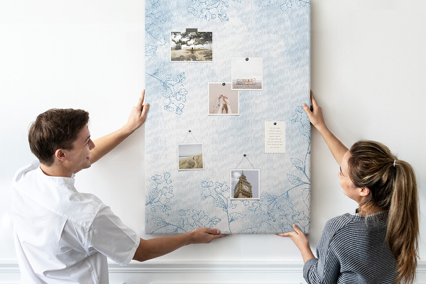 Tablero de corcho para pared con diseño de delicadas flores azules sobre fondo de acuarela