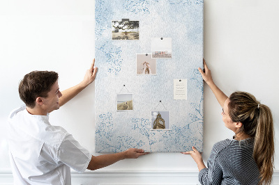 Tablero de corcho para pared con diseño de delicadas flores azules sobre fondo de acuarela