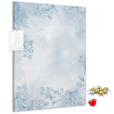 Tablero de corcho para pared con diseño de delicadas flores azules sobre fondo de acuarela