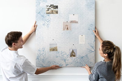 Tablero de corcho para pared con diseño de delicadas flores azules sobre fondo de acuarela
